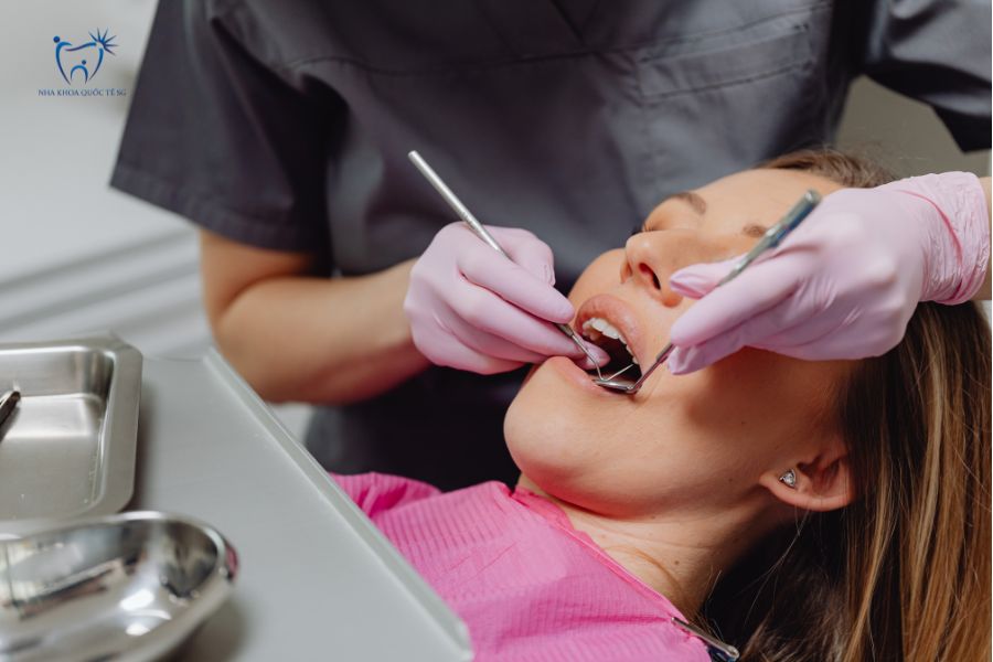 Đau răng kéo dài khi làm cầu răng sứ có thể do nhiều nguyên nhân