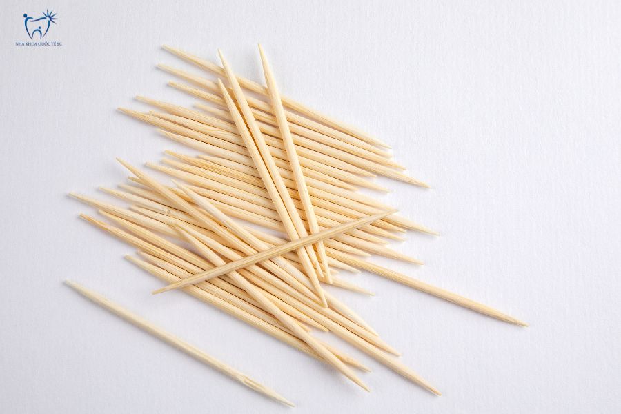 Sử dụng tăm tre sai cách có thể gây tổn thương cầu răng và nướu