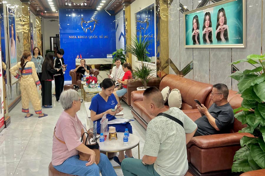 Khách hàng tới thăm khám tại Nha Khoa Quốc Tế SG