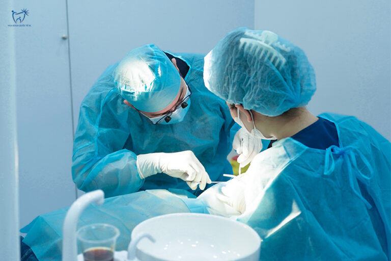 Bác sĩ tại Nha Khoa Quốc Tế SG vệ sinh răng miệng cho bệnh nhân