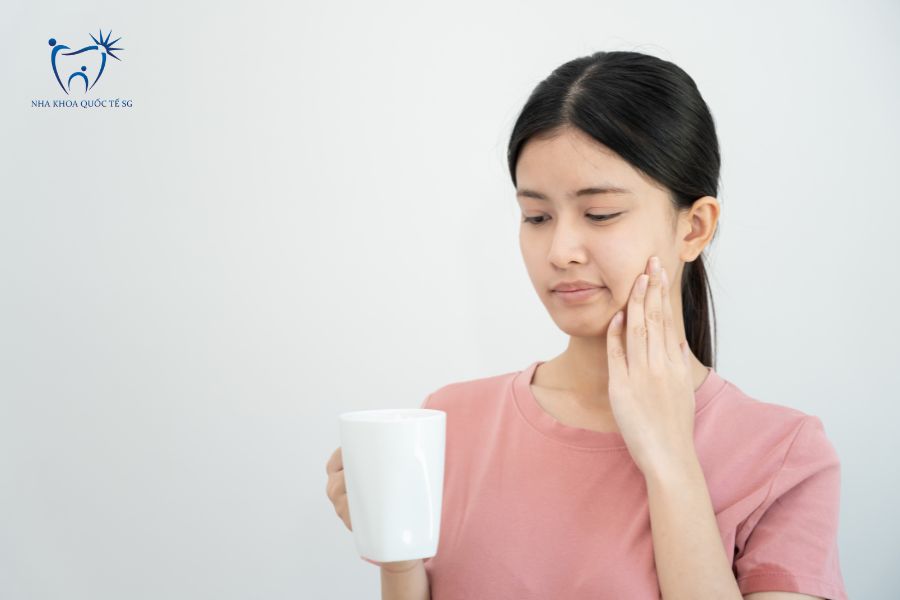 Tình trạng ê buốt răng sứ khi uống nước lạnh