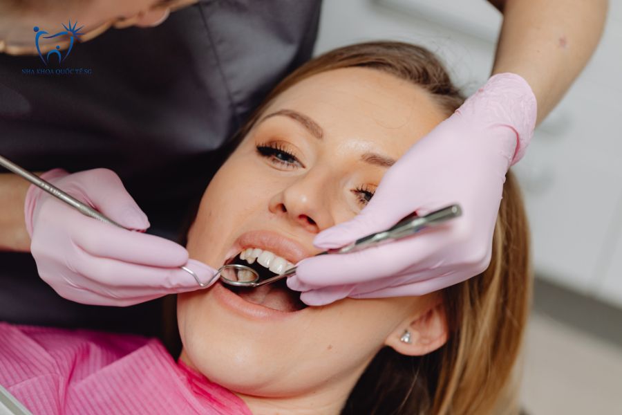 Bác sĩ kiểm tra và tháo răng sứ cho bệnh nhân