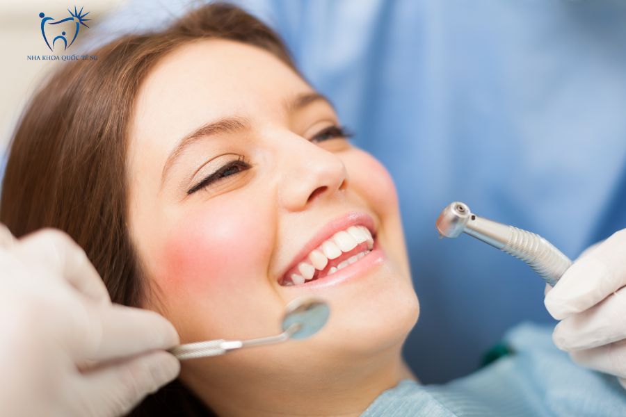 Bệnh nhân vệ sinh răng miệng trước khi gắn sứ
