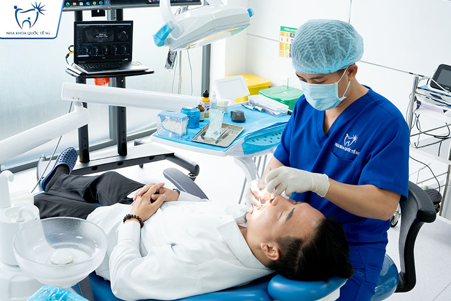 Nha Khoa Quốc Tế Sài Gòn Nha Khoa Quốc Tế Sài Gòn kiểm tra tình trạng răng