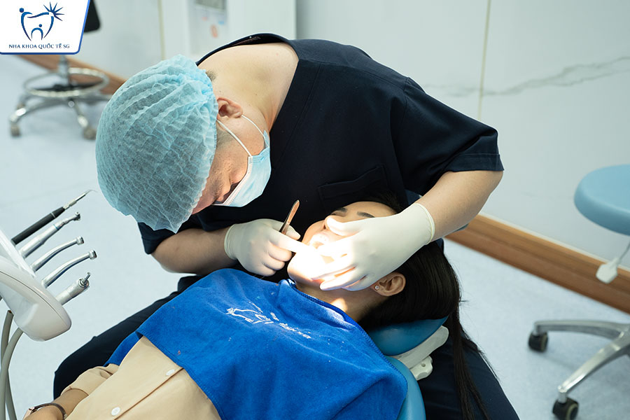 Nha Khoa Quốc Tế Sài Gòn Bác sĩ điều trị và gắn răng cho bệnh nhân