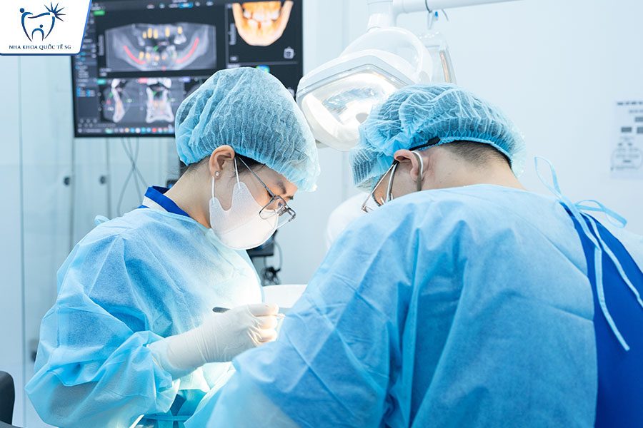Bác sĩ tại Nha Khoa Quốc Tế Sài Gòn điều trị răng miệng