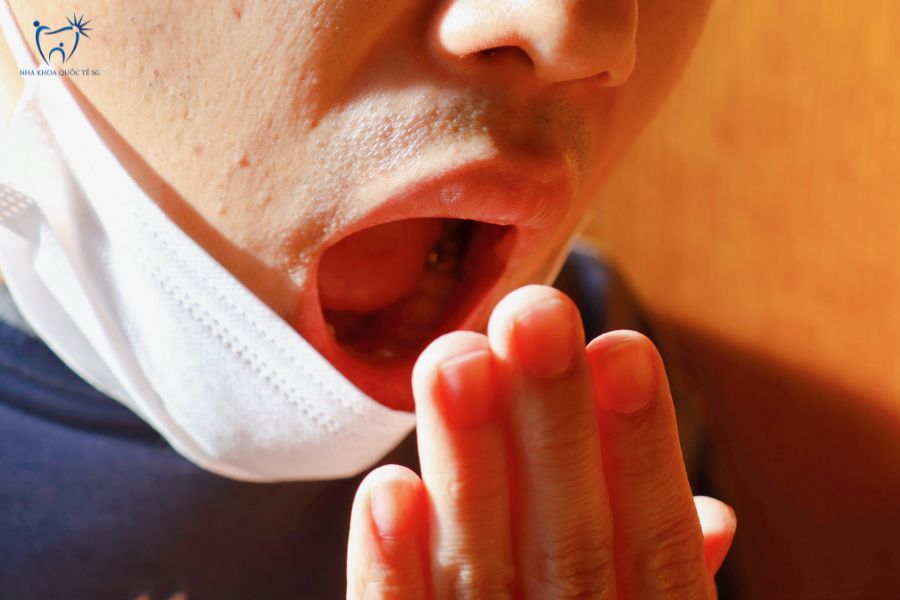 Bọc răng sứ bị hơi thở có mùi