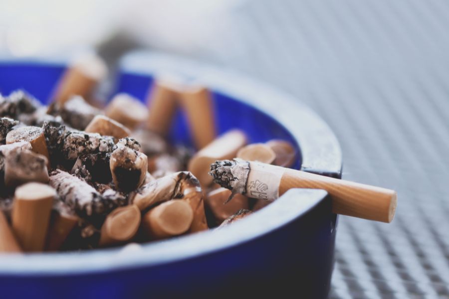 Hút thuốc lá dễ gây vàng răng