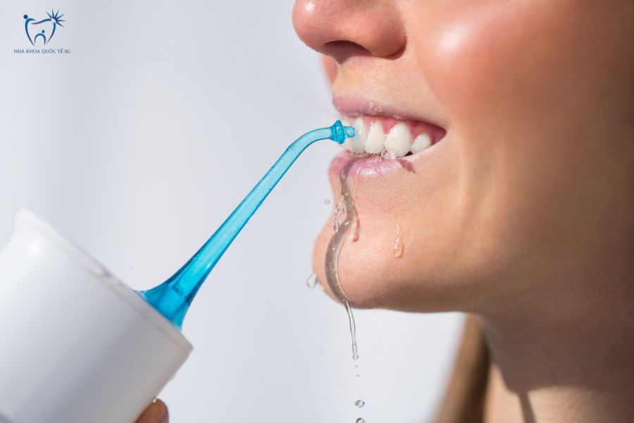 Nha Khoa Quốc Tế Sài Gòn Sử dụng máy tăm nước để vệ sinh răng