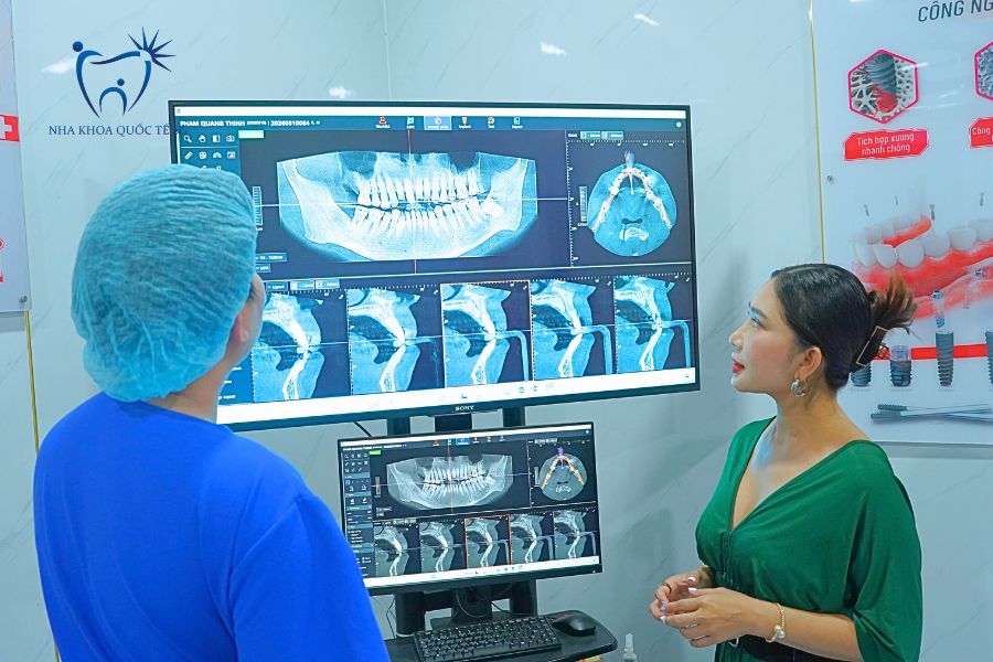 Bác sĩ tư vấn hình chụp CT Cone-beam cho khách hàng
