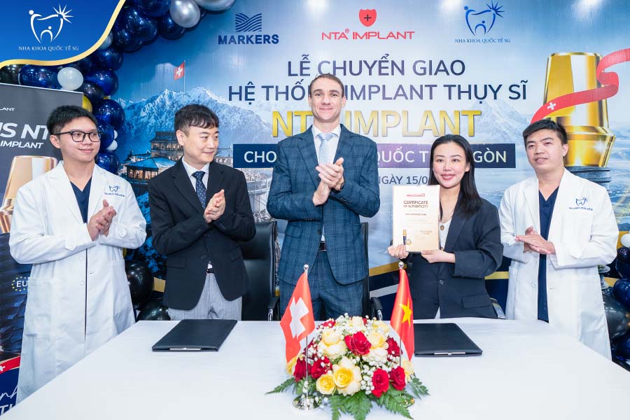 Nha Khoa Quốc Tế Sài Gòn Toàn cảnh lễ ký kết hợp tác chiến lược, chuyển giao hệ thống trụ implant Thụy Sĩ