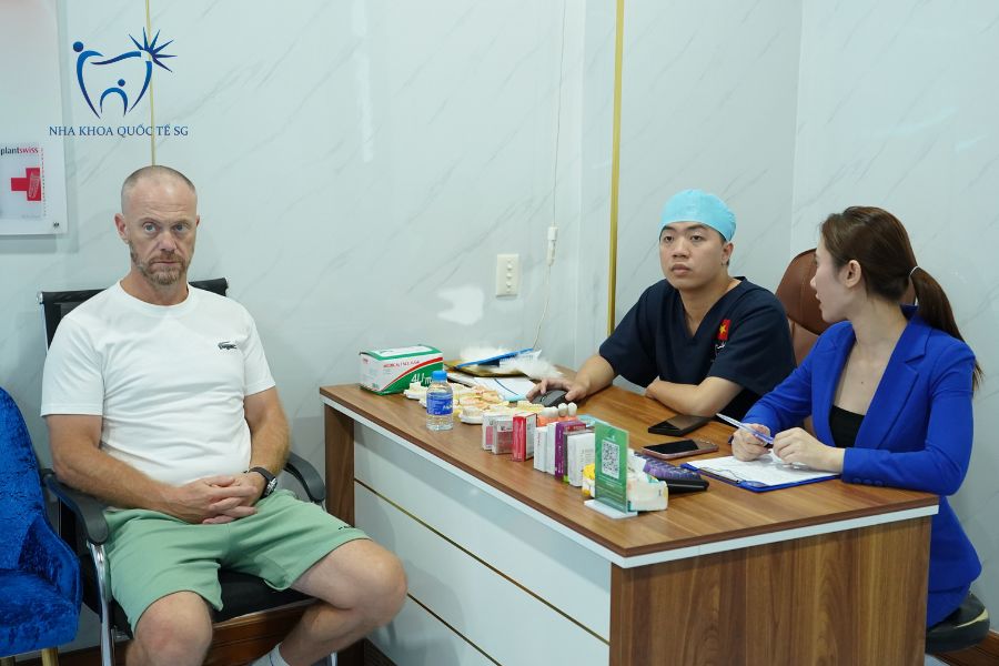 Bác sĩ tư vấn bọc răng sứ cho khách hàng