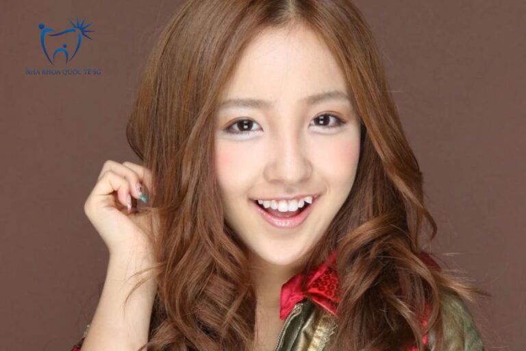 Người mẫu có răng khểnh giúp nụ cười duyên dáng hơn