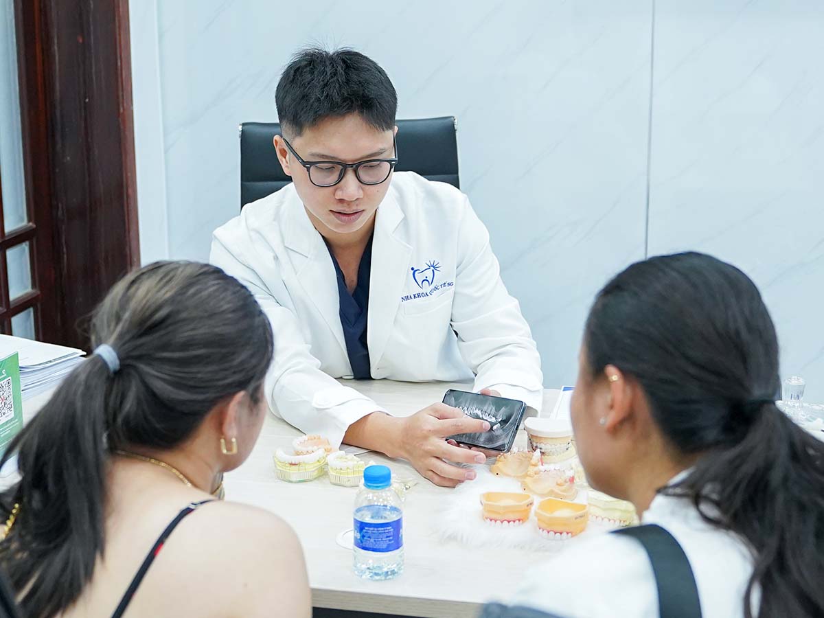 Thăm khám và tư vấn cho khách hàng tại nha khoa
